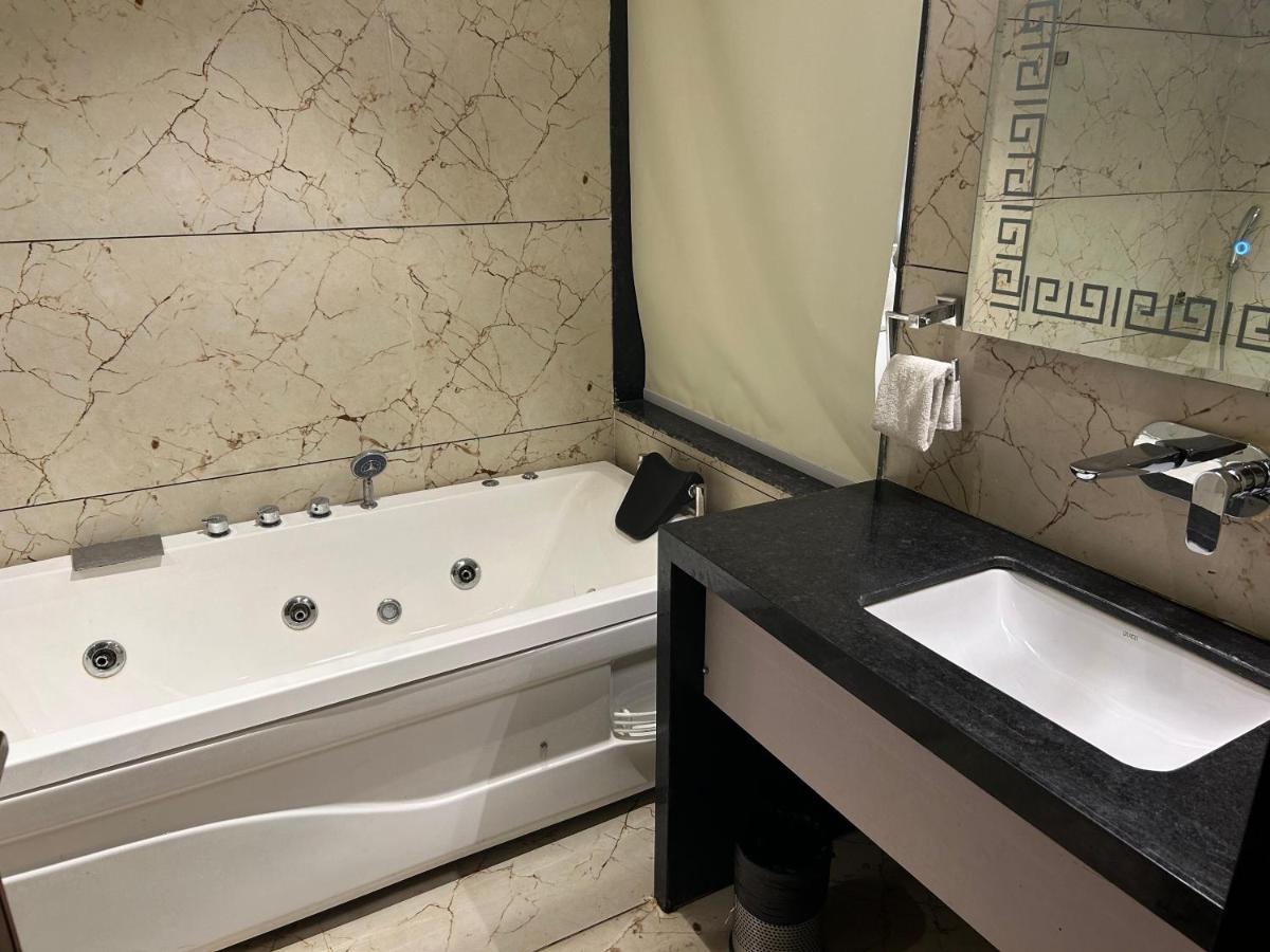 The Imperial Prime Clarks Inn Suites, Bhilwara ภายนอก รูปภาพ