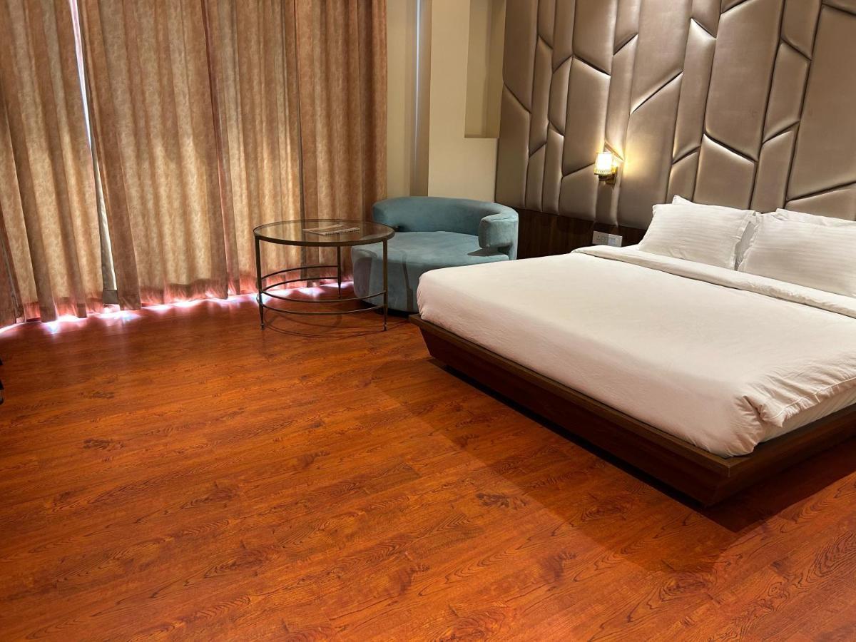 The Imperial Prime Clarks Inn Suites, Bhilwara ภายนอก รูปภาพ