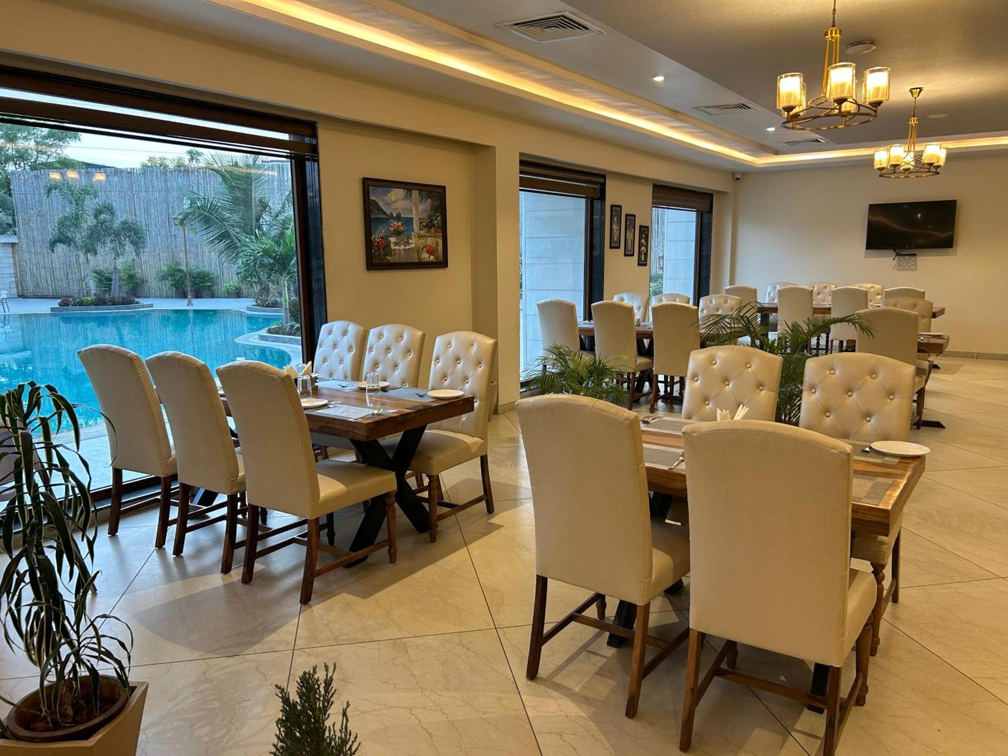 The Imperial Prime Clarks Inn Suites, Bhilwara ภายนอก รูปภาพ